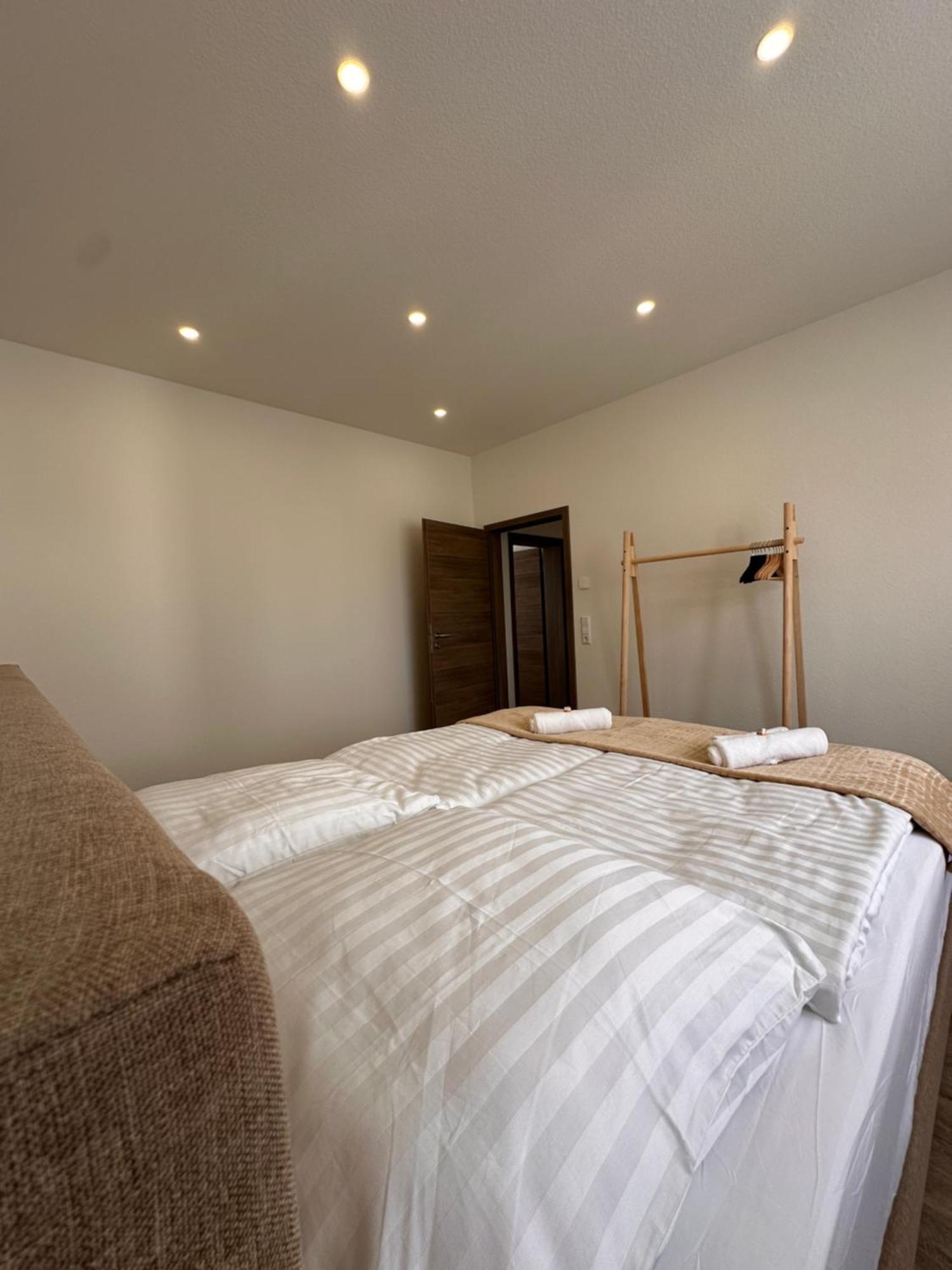 Apartment Amao-obsidian I 120qm I Elegantes Business- & Familienapartment I 3 Schlafzimmer I Kingsize Betten Schwanau