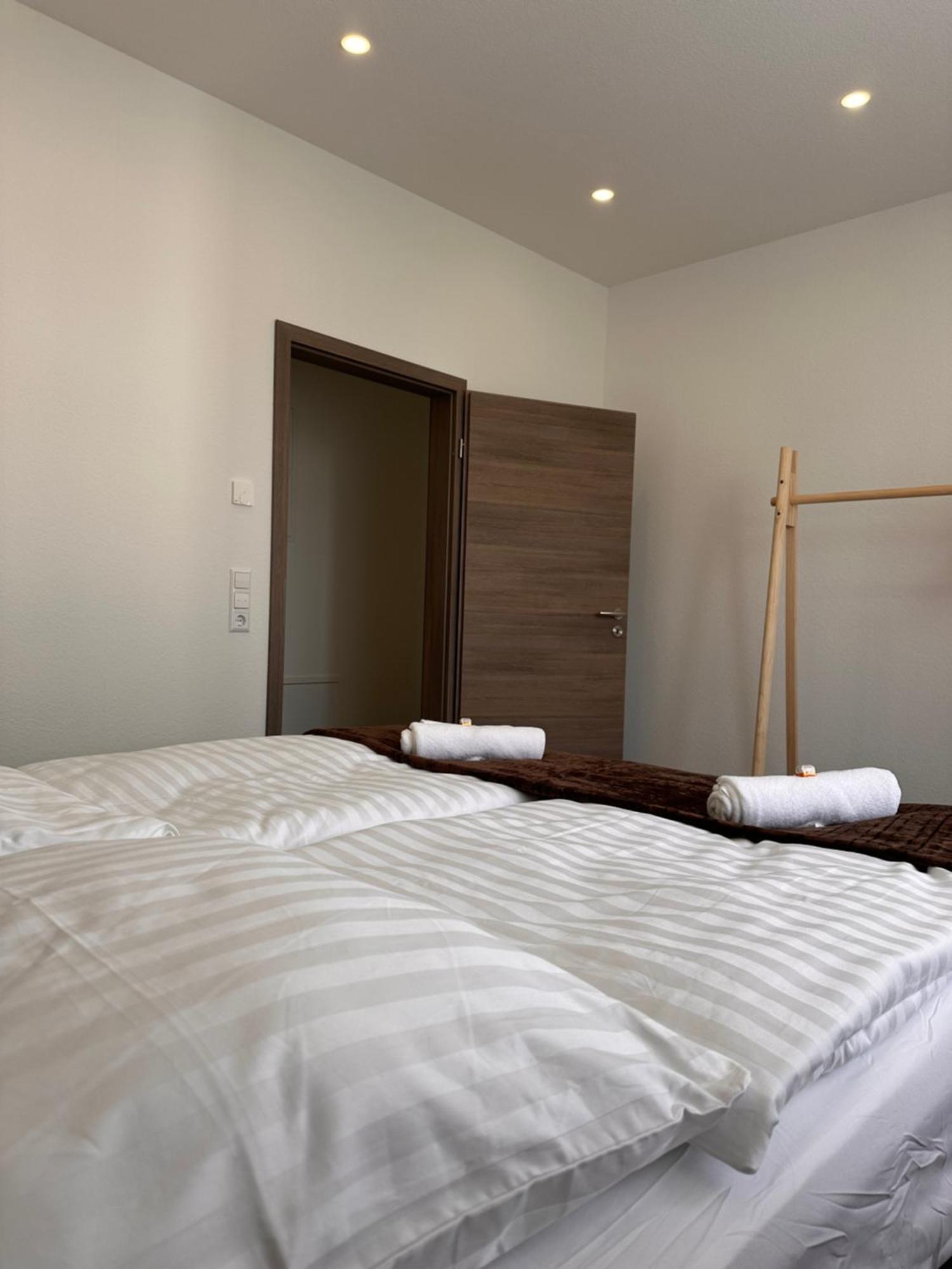 Apartment Amao-obsidian I 120qm I Elegantes Business- & Familienapartment I 3 Schlafzimmer I Kingsize Betten Schwanau